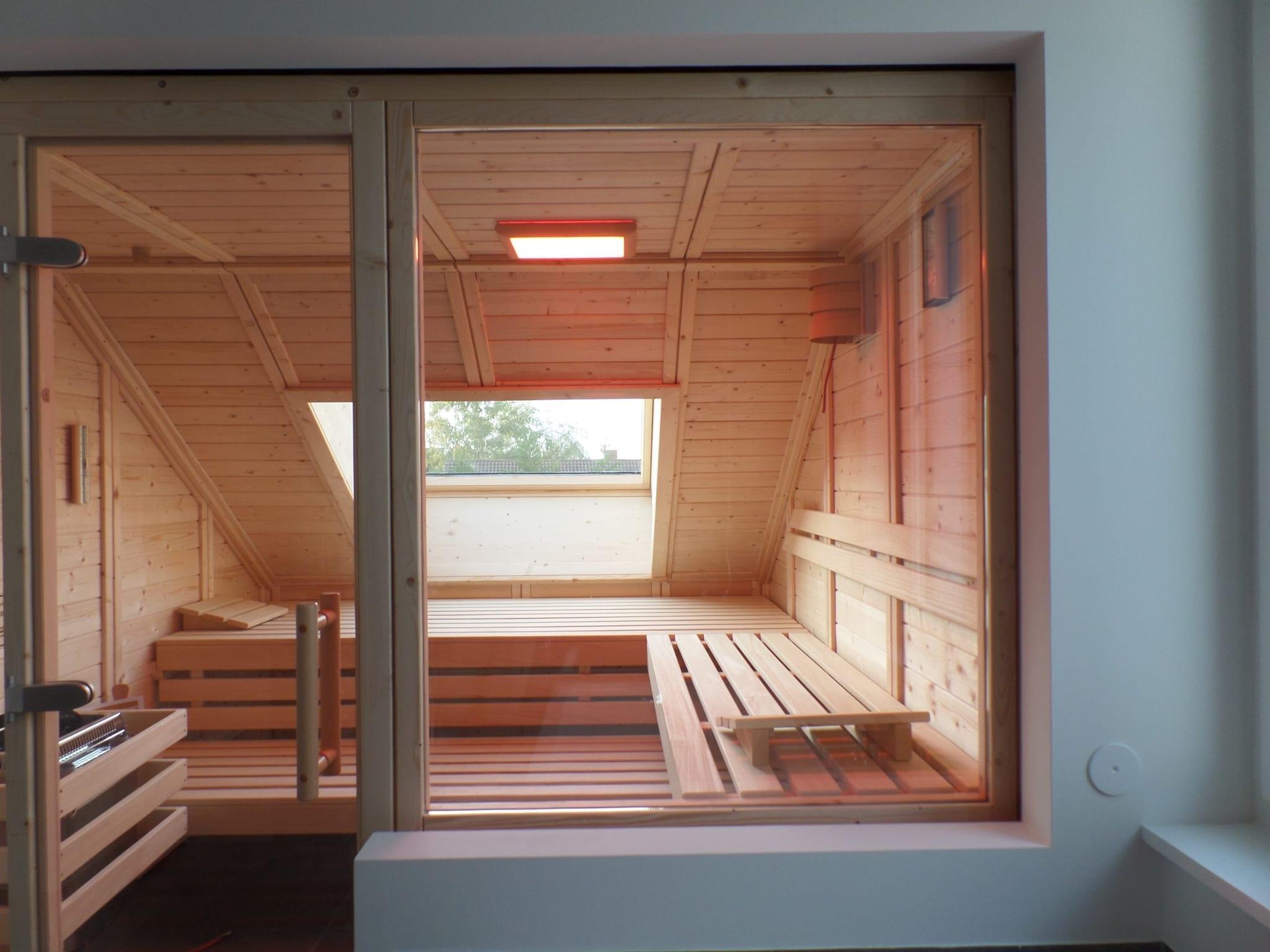 Bormio Massivholzsauna unter Dachschräge mit Fenster