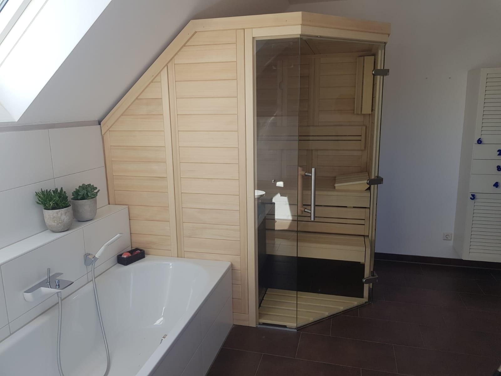 Merano mit Glasfront – Sauna in der Dachschräge im Bad