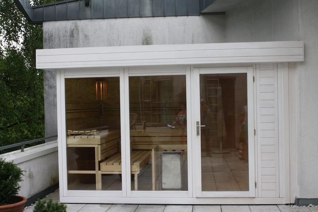 Tirano Außensauna in Weiß mit Glasfront