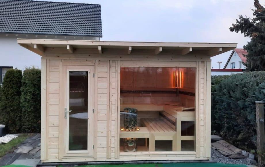 Tirano Außensauna mit Glasfront im Garten
