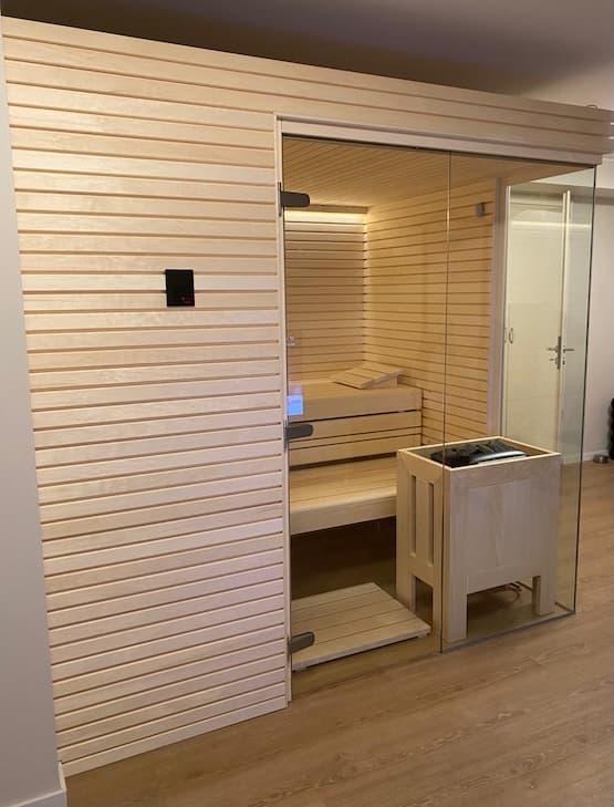Designsauna in moderner Lamellenoptik